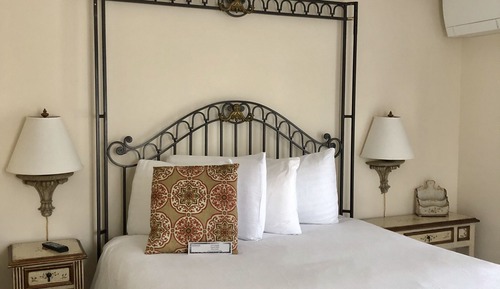 Standard Room, 1 Queen Bed