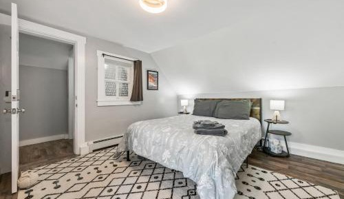 Deluxe Room (2 Adults + 1 Child)