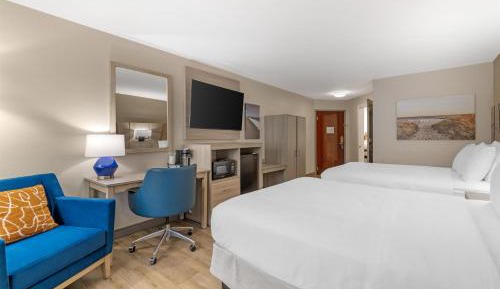 Suite with Three Queen Beds - Non-Smoking