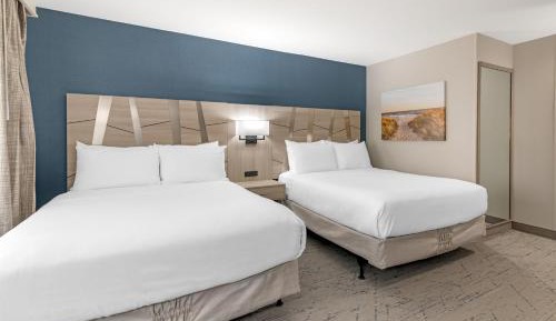 Queen Suite with Two Queen Beds and Bath Tub - Disability Access