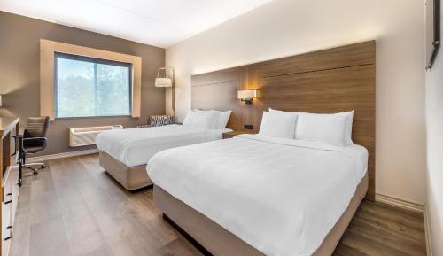 Queen Room with Two Queen Beds and Nature View - Non-Smoking