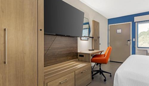Standard King Room with Mobility Accessible Tub - Pet Friendly