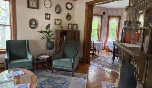 Deluxe Queen Suite