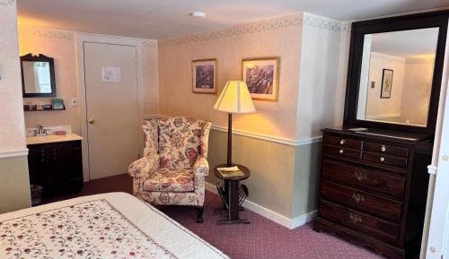 Queen Room with Pool View