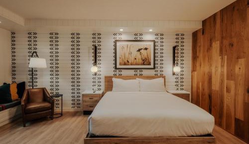 King Room with Roll-In Shower - Mobility and Hearing Accessible