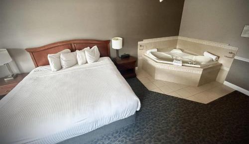 Luxury King Suite with Jetted Tub - Non-Smoking