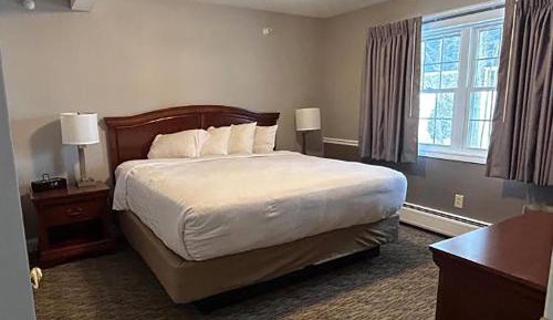 One-Bedroom Golden King Suite - Non-Smoking