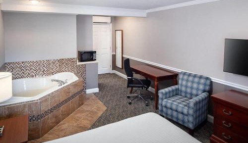 Luxury Queen Suite with Jetted Tub - Non-Smoking
