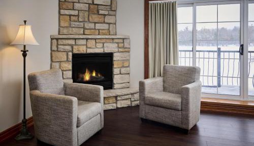 Family Room with Four Double Beds and Private Balcony - Lake View