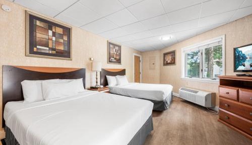 Luxury Two Queen Beds  with Spa Bath