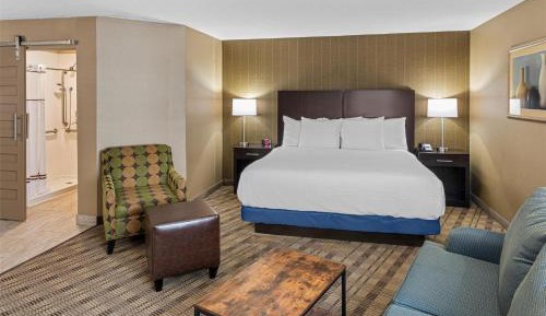 King Suite with Roll-In Shower and Sofa Bed - Disability/Non-Smoking