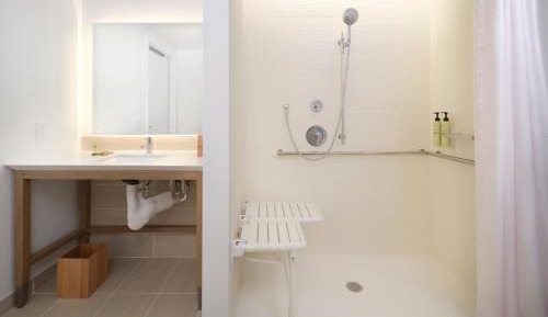 Queen Studio with Full Kitchen - Mobility and Hearing Accessible