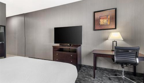 King Room with Roll-in Shower - Disability Access/Non-Smoking