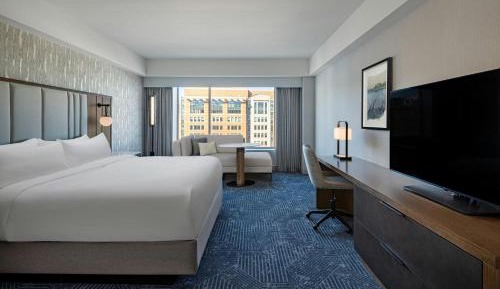 King Room - Club Level - Mobility/Hearing Accessible with Roll-In Shower