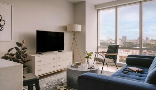 One Bedroom, Queen (Virtual Front Desk)