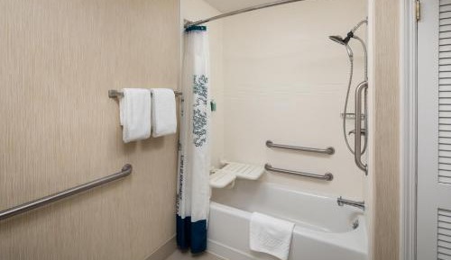 Queen Studio with Sofa Bed and Adapted Tub - Mobility and Hearing Accessible