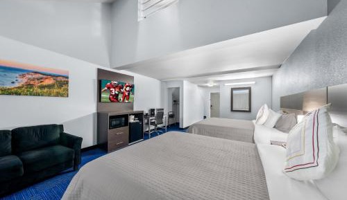 Townhouse Suite with One King and Two Queen Beds Smoke Free