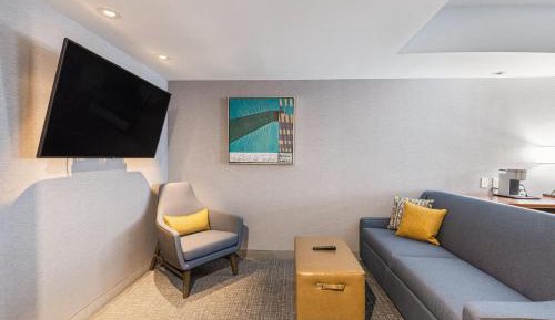 One-Bedroom King Suite with Roll-In Shower and Sofa Bed - Mobility Access