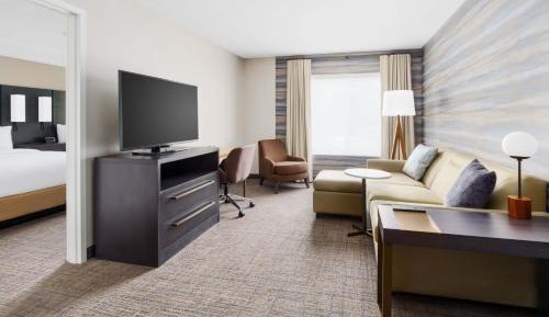 One-Bedroom Queen Suite with Sofa Bed and Adapted Tub - Mobility and Hearing Accessible