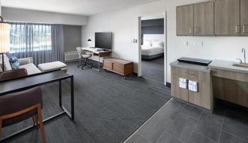 King Suite with Bathtub and Sofa Bed - Mobility Access