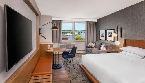 Club Access for 2 people, Club level, Guest room, 1 King
