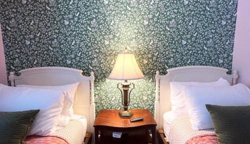 Deluxe Double Room (2 Adults + 1 Child)