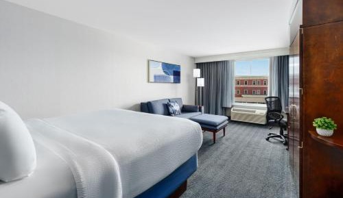 King Room with Bathtub and Sofa Bed - Mobility Access/Hearing Accessible