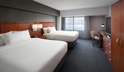 Queen Room with Two Queen Beds and Roll-In Shower - Mobility Access
