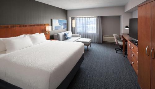 King Room with Roll-In Shower - Mobility Access/Hearing Accessible