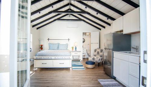 Large Studio Cottage – Queen Bed