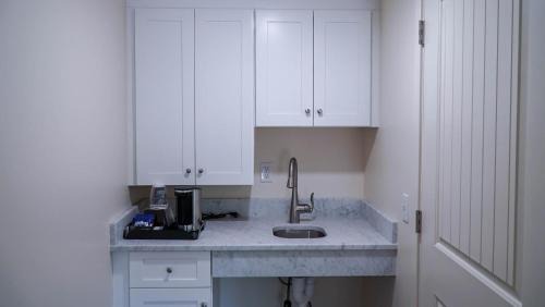  King Mobility Access with Kitchenette