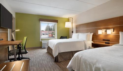 Standard Queen Room with Two Queen Beds and Tub - Mobility/Communications Accessible
