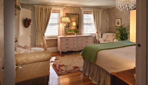 King Room with Shared Bathroom
