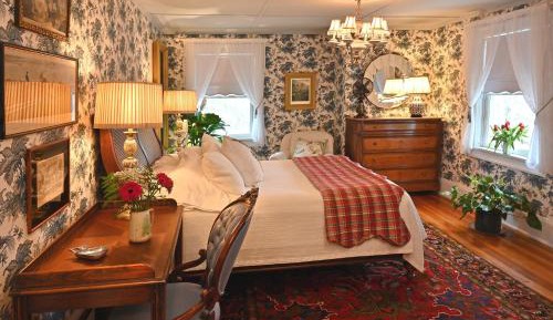 Queen Room with Private Bathroom