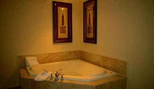 Queen Room with Spa Bath - Non Pet Friendly