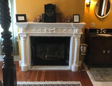 Deluxe King Suite w/ Fireplace and Spa Bath