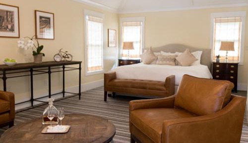 King Suite with Pool View