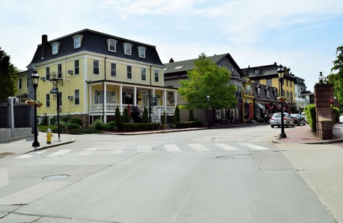 Top of the Hill Hotel | Bellevue Manor