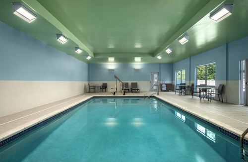 West Glens Falls Hotel | Holiday Inn Express Queensbury - Lake George Area by IHG