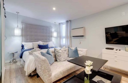 Leslieville Apartment | Casa Queen-Leslieville Suite w LRG Patio