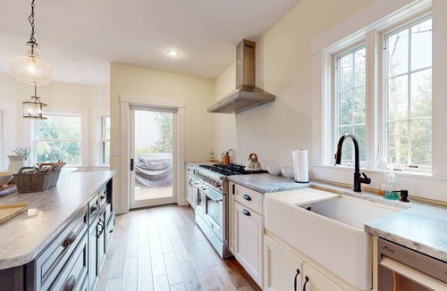 Sandwich House | NEW BUILD! Mountain views, minutes from Squam's Sandwich Beach and boat ramp!