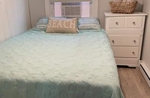 Hampton Cottage | Updated beach cottage with plenty of amenities and 4 parking spots!