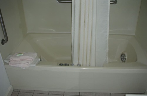 Lenox Apartment | Ponds at Foxhollow in the Berkshires, Timeshare Sleeps 4 / Full Kitchen and Bath