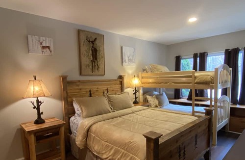 Stratton Mountain House | Gorgeous Stratton Mountain View PiperRidge condo: hot tub, grill, deck Sleeps 10