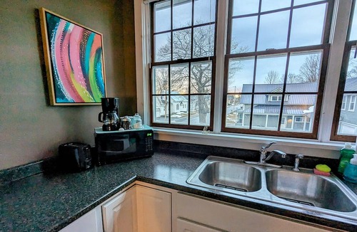Eastern Vermont House | Escape to Lion Rentals: Unwind with Irie Vibes & Vermont Chill