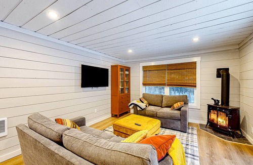 Rangeley Cabin | Dog-friendly cabin near Rangeley Lake with kayak, firepit & new furnishings