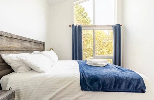 Ashfield-Colborne-Wawanosh Cottage | Lakefront Majestic Getaway with Hot Tub and Sunsets!