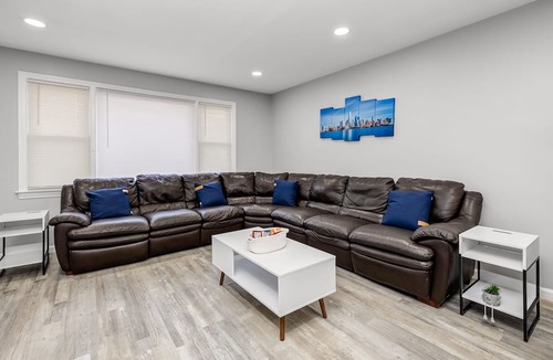 Bayonne Apartment | FREE Parking Modern Duplex King Beds near EWR& NYC
