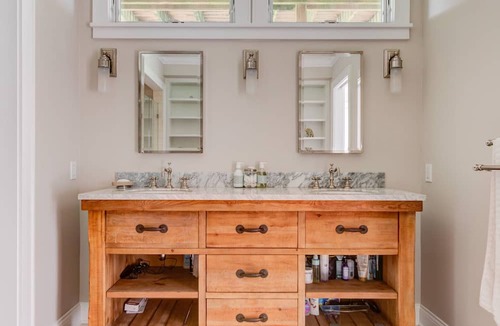 Westhampton Beach House | Light-filled traditional home with pool, gym, and fairway views in.