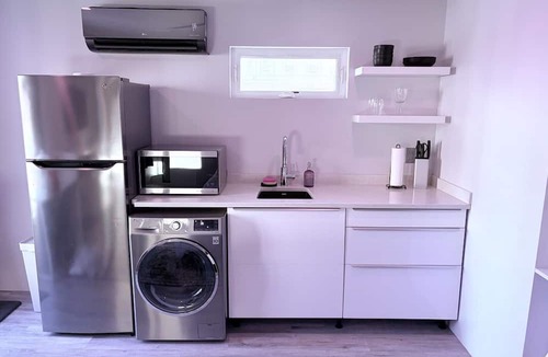 West Orange House | Modern Studio, Jitney to NYC train! Private Patio with NYC View! W/D